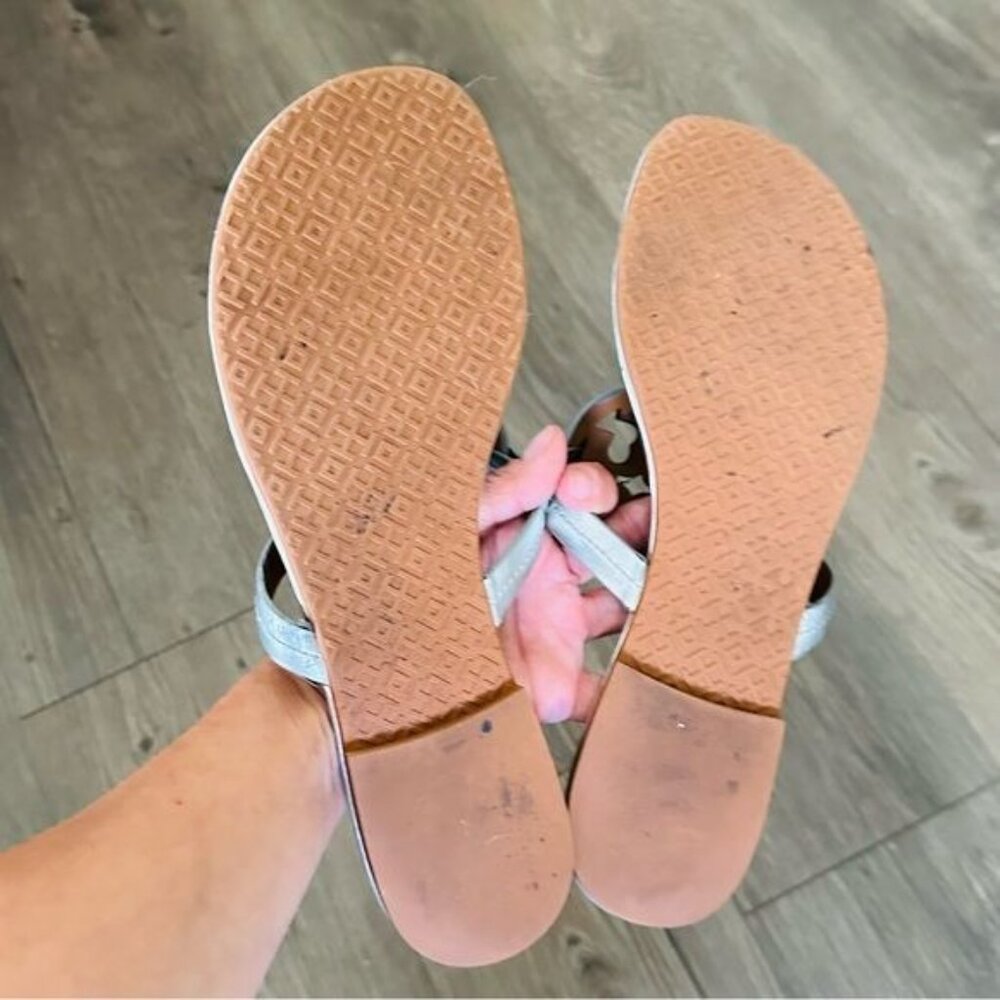 Tory Burch Miller Flip Flop Sandals Women, Size 8.5 Silver Tan Metallic Chrome - Picture 6 of 9